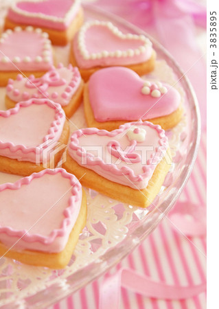 ピンクのハートのクッキー 3835895