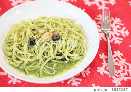おいしいバジルソースのパスタ 3836247