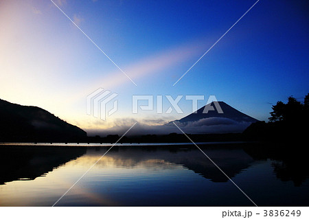 日の出直前の富士山 3836249