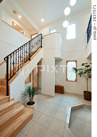 玄関の吹き抜けの写真素材