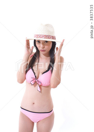 水着の若い女性 3837535