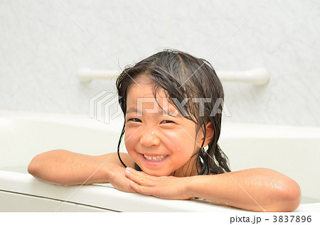 お風呂に入る女の子の写真素材 376