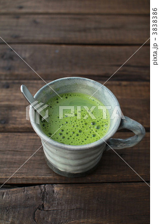 和食器のマグカップに入れた温かい抹茶ラテ 3838386