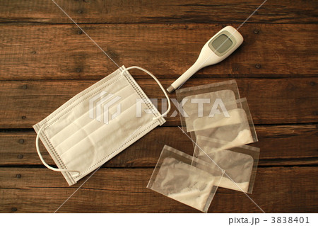 不織布マスクと体温計と飲み薬　体調不良イメージ 3838401