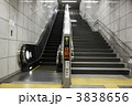 階段とエスカレータ 3838656