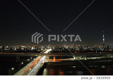 都心の夜景と東京スカイツリーのライトアップ 3838969