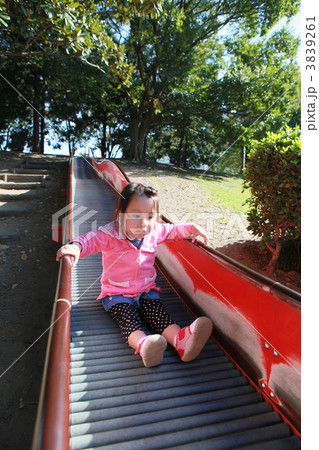 滑り台を滑る3才の女の子 3839261