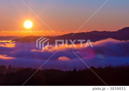 雲海の上の朝日 3839831