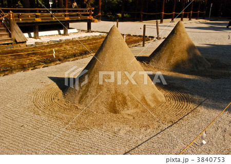 細殿前の「盛砂(立砂)」（上賀茂神社／京都市北区上賀茂本山） 3840753