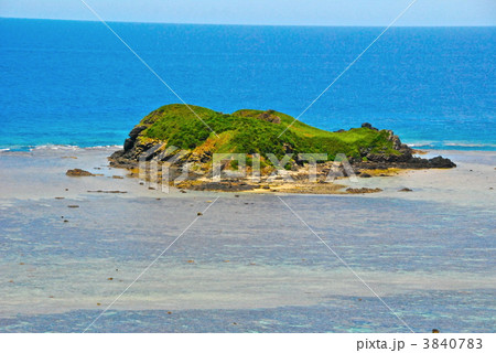 平久保半島から見た「大地離島」(石垣島/沖縄県) 平久保半島から見た「大地離島」(石垣島/沖縄県) 3840783