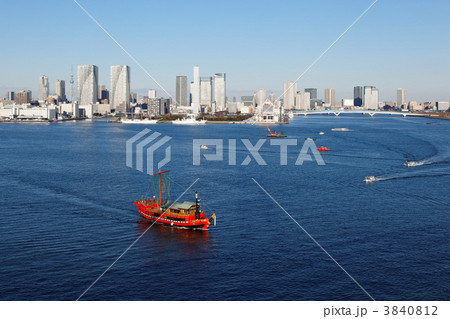 東京湾を行き来する船舶と高層ビル群 3840812