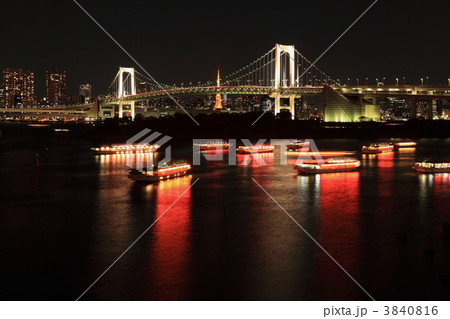 お台場海浜公園のレインボーブリッジと屋形船のイルミネーションの写真素材