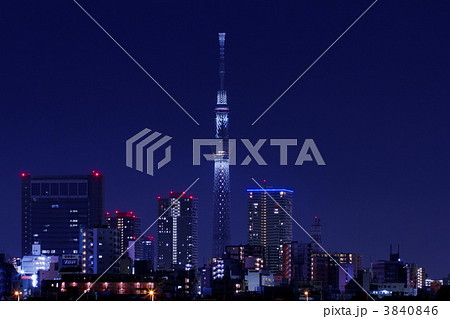東京スカイツリーのクリスマススペシャルライトアップと街の明かり 3840846
