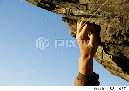 岩をつかむロッククライマーの手の写真素材