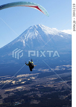 富士山をバックに飛ぶパラグライダー 3841219