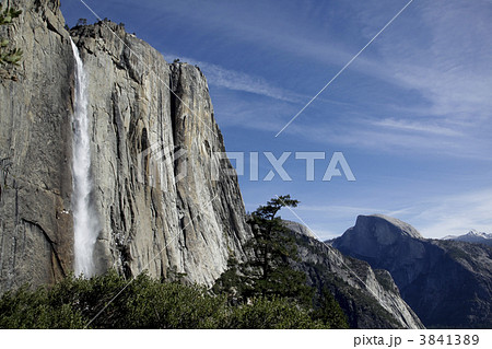 ヨセミテ国立公園、滝とハーフドームを見渡す代表的な景観 3841389