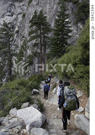 ヨセミテ国立公園内をトレッキングする人々 3841394
