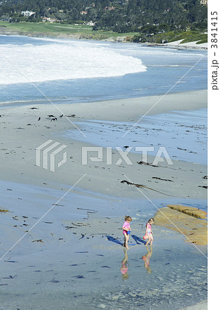 浅瀬の海岸で水遊びをする少女たち 浅瀬の海岸で水遊びをする少女たち 3841415