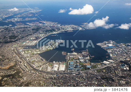 横浜市の港を臨む空撮 横浜市の港を臨む空撮 3841476