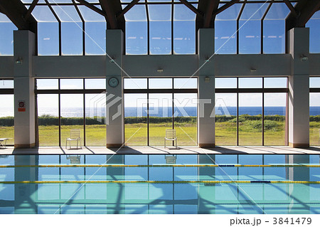 海を臨むガラス張りの屋内プール 3841479