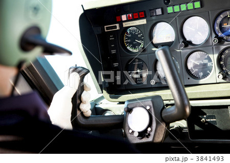 軽飛行機の操縦席とならんだ計器 3841493