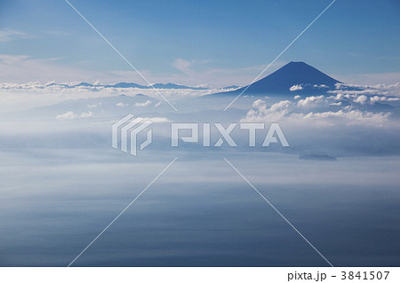 雲海に浮かぶ富士山、空撮 3841507