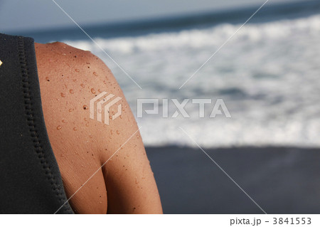 海を見つめるサーファーの肩 3841553