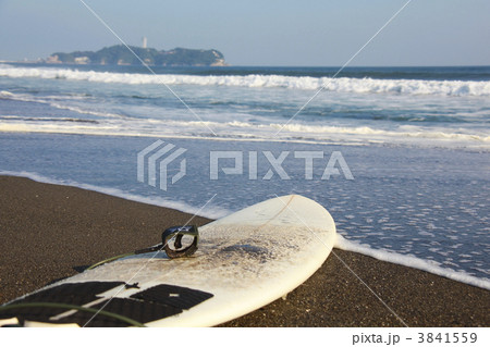 湘南ビーチの波打ち際に置かれたサーフボード 3841559