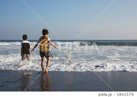 湘南海岸で遊ぶ少年たち 湘南海岸で遊ぶ少年たち 3841579