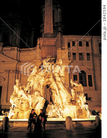 ナヴォーナ広場夜景 3842594