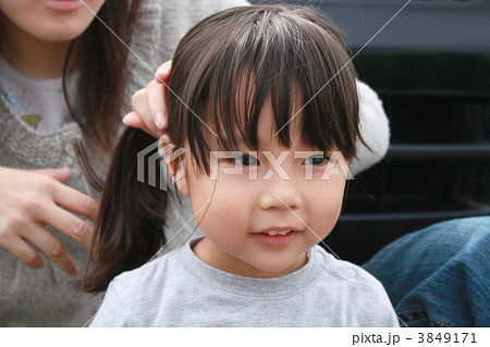 ヘアースタイルをセットする3才女の子 ヘアースタイルをセットする3才女の子 3849171