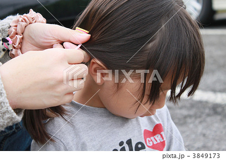 ヘアースタイルをセットする3才女の子 3849173