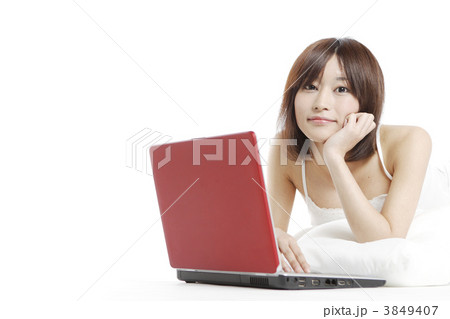 女性とノートパソコン 3849407