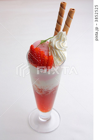 いちごミルクパフェ 3852525