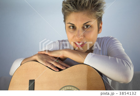 woman and guitar 3854132