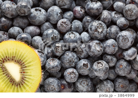 Macro Kiwi and Blueberries 3864999