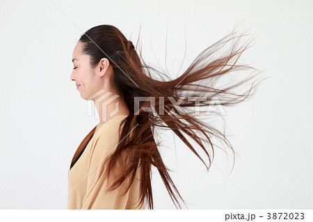 髪なびく若い女性の写真素材