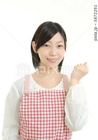 エプロンをした20代の女性 エプロンをした20代の女性 3872261