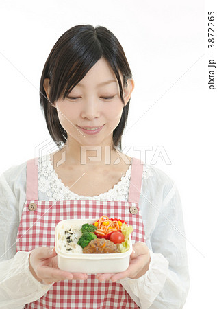 お弁当を持つ女性 お弁当を持つ女性 3872265