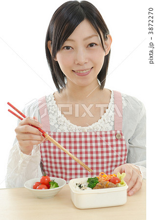 お弁当を作る女性 3872270
