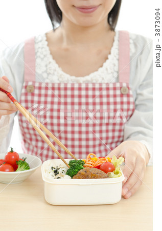 お弁当を作る女性 3873094
