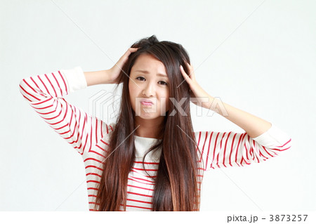 髪をさわる女性 髪をさわる女性 3873257