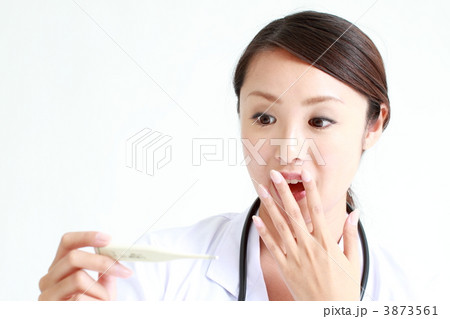 体温計を見る女医 3873561