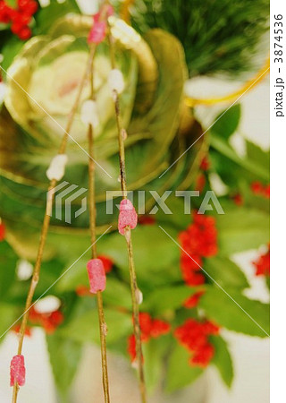 正月生け花 葉牡丹に餅花縦位置の写真素材