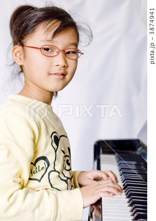 ピアノを弾く少女 3874941