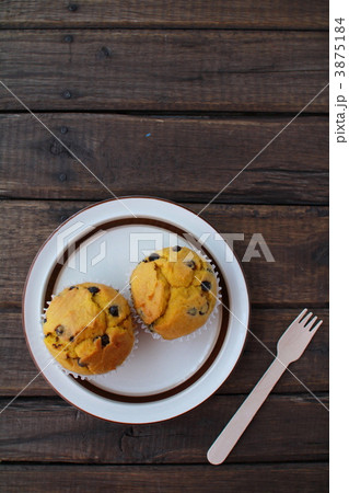 手作りのチョコチップ入りのしっとりカボチャマフィン 3875184