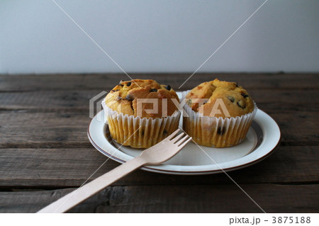 手作りのチョコチップ入りのしっとりカボチャマフィン 3875188