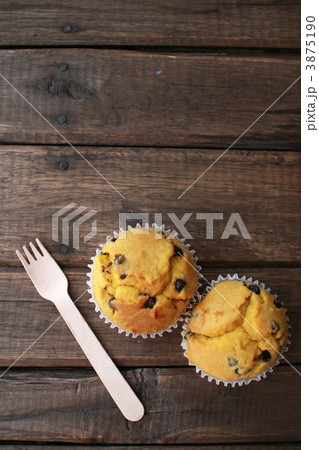 手作りのチョコチップ入りのしっとりカボチャマフィン 3875190