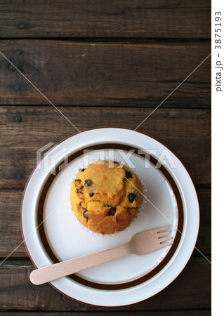 手作りのチョコチップ入りのしっとりカボチャマフィン 3875193