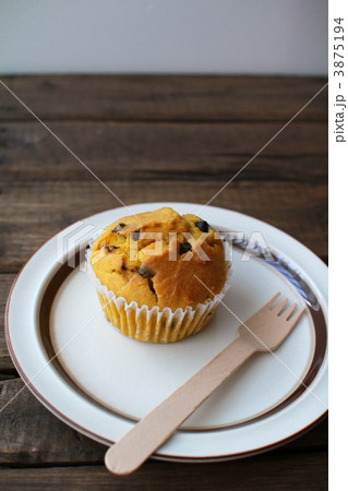 手作りのチョコチップ入りのしっとりカボチャマフィン 手作りのチョコチップ入りのしっとりカボチャマフィン 3875194